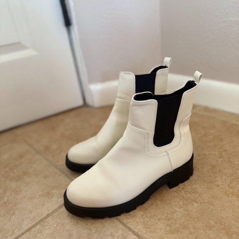 White Chelsea Boots – Size 9 (Excellent Used Condition)